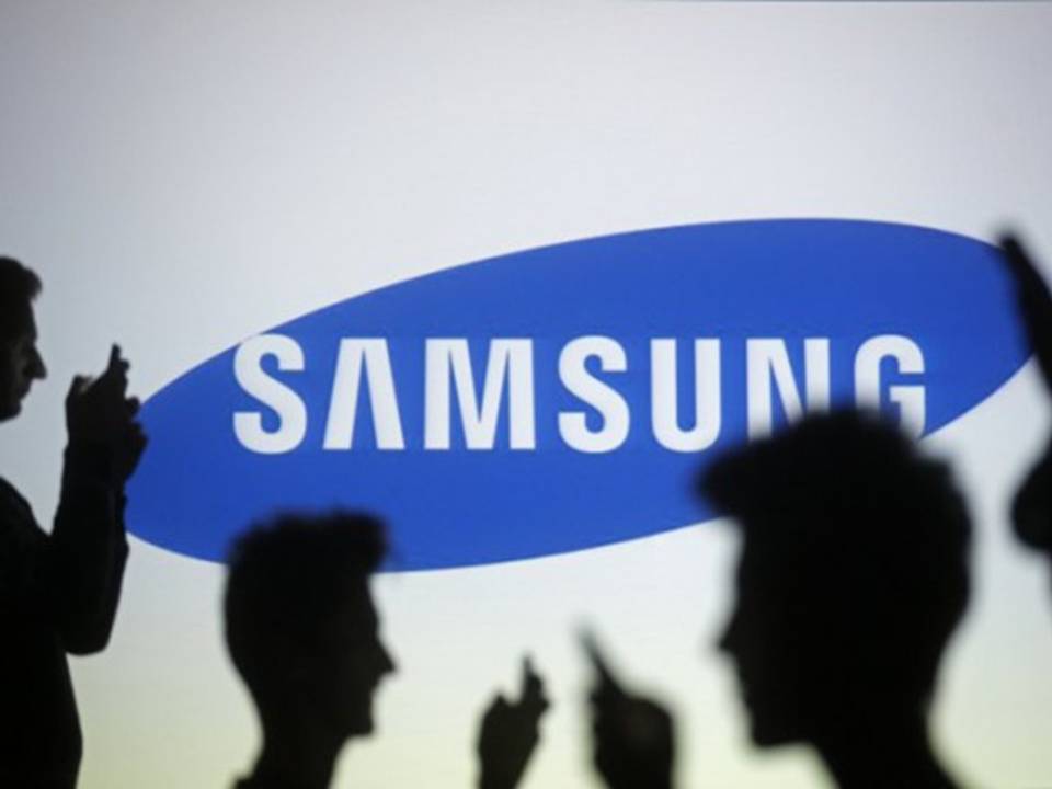 Apple и Samsung  не разлить водой!